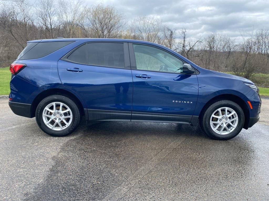 Used 2023 Chevrolet Equinox LS image 2