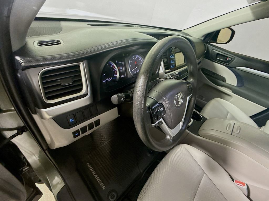 Certified 2019 Toyota Highlander LE image 9