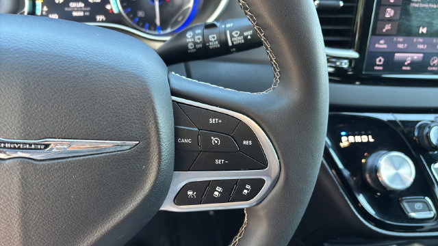 Used 2025 Chrysler Pacifica Select FWD image 23