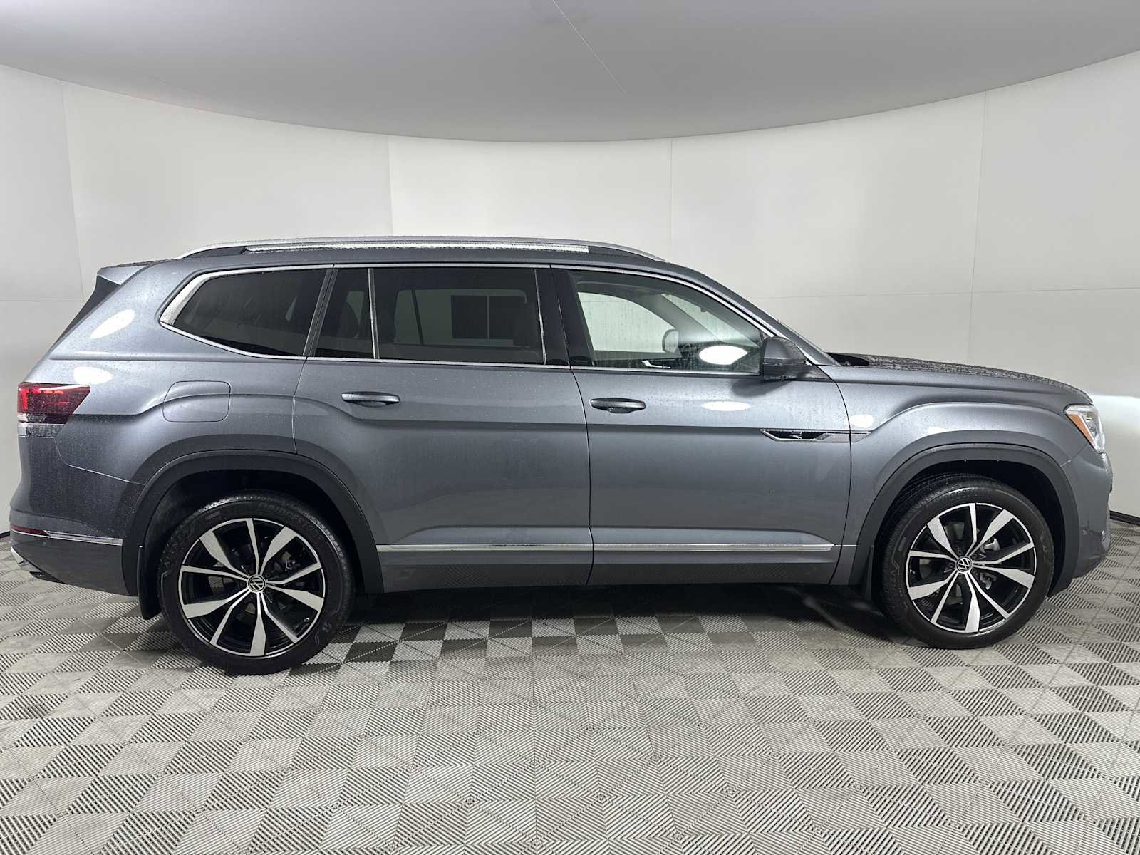 Used 2024 Volkswagen Atlas SEL Premium R-Line image 9