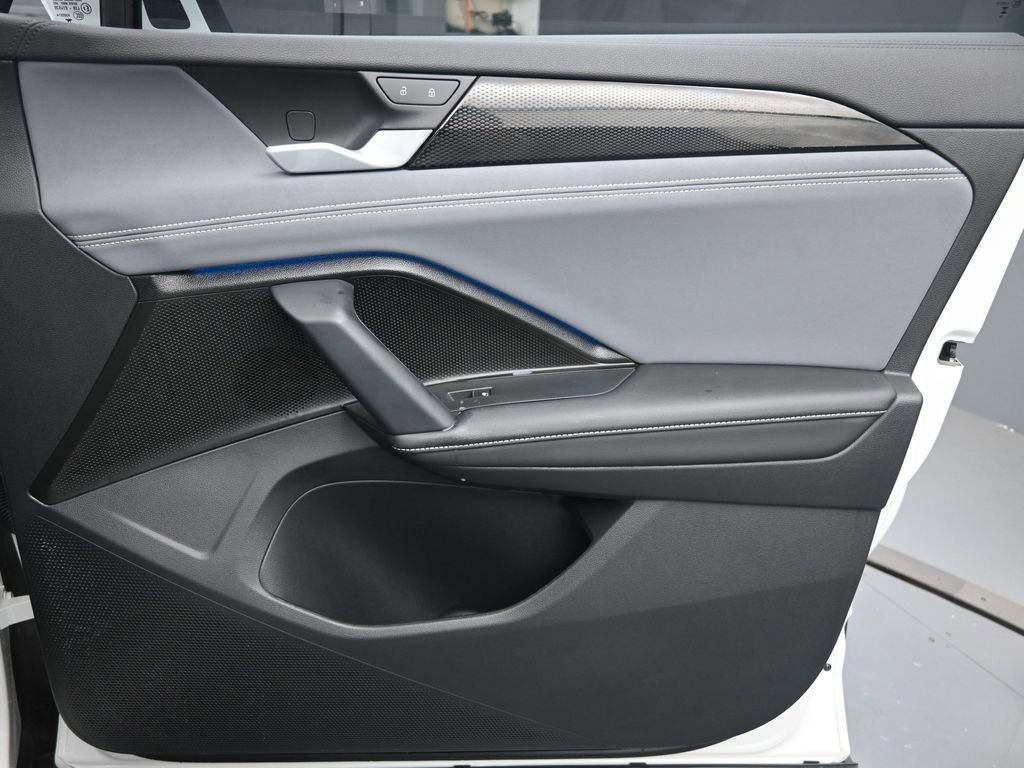 Used 2025 Volkswagen Tiguan SE image 31