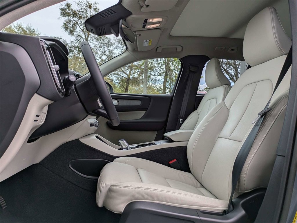 Used 2023 Volvo XC40 B5 Ultimate image 2