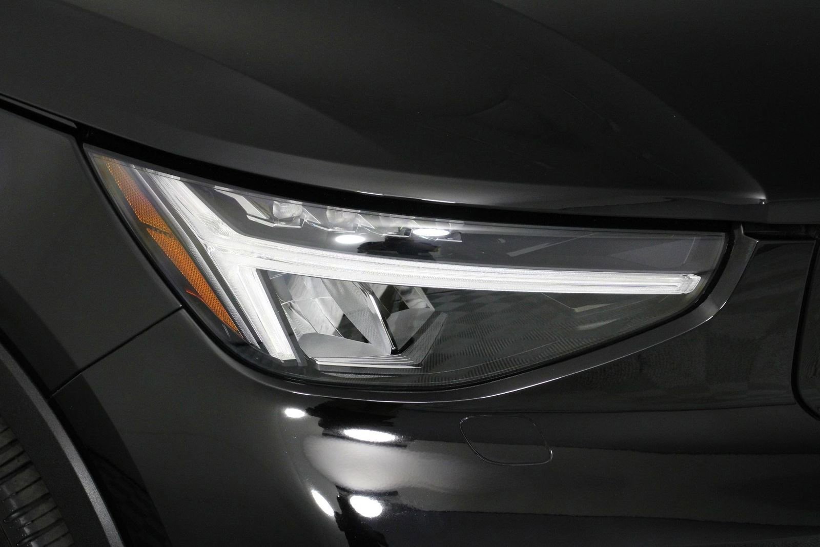 Certified 2023 Volvo XC40 Recharge Ultimate image 24