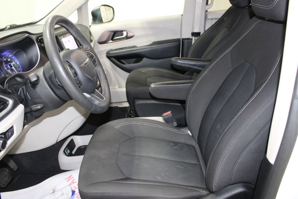 Used 2023 Chrysler Voyager LX image 12