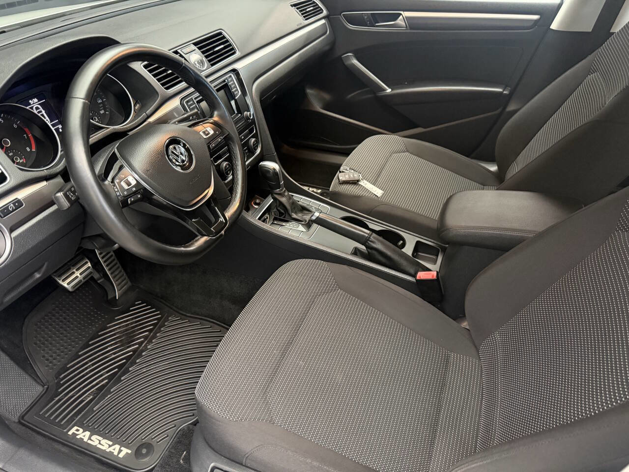 Used 2016 Volkswagen Passat 1.8T R-Line image 16