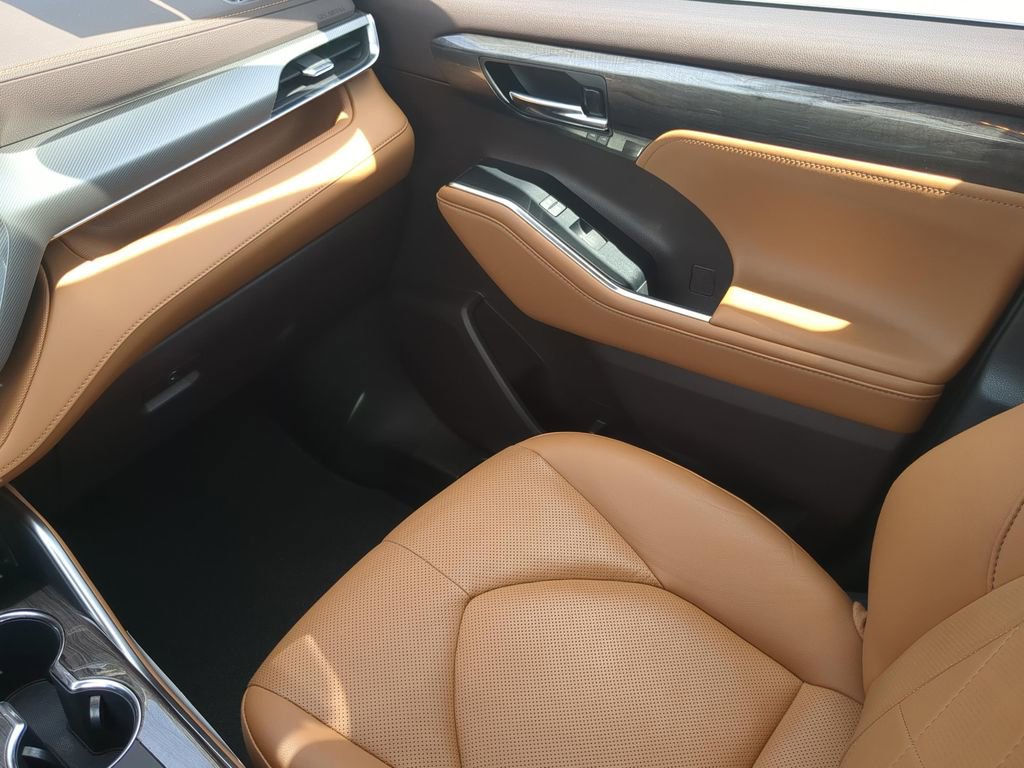 Used 2020 Toyota Highlander Platinum image 13