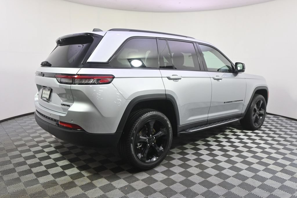 Used 2025 Jeep Grand Cherokee Limited w/ Black Appearance Package AWD/4WD image 7