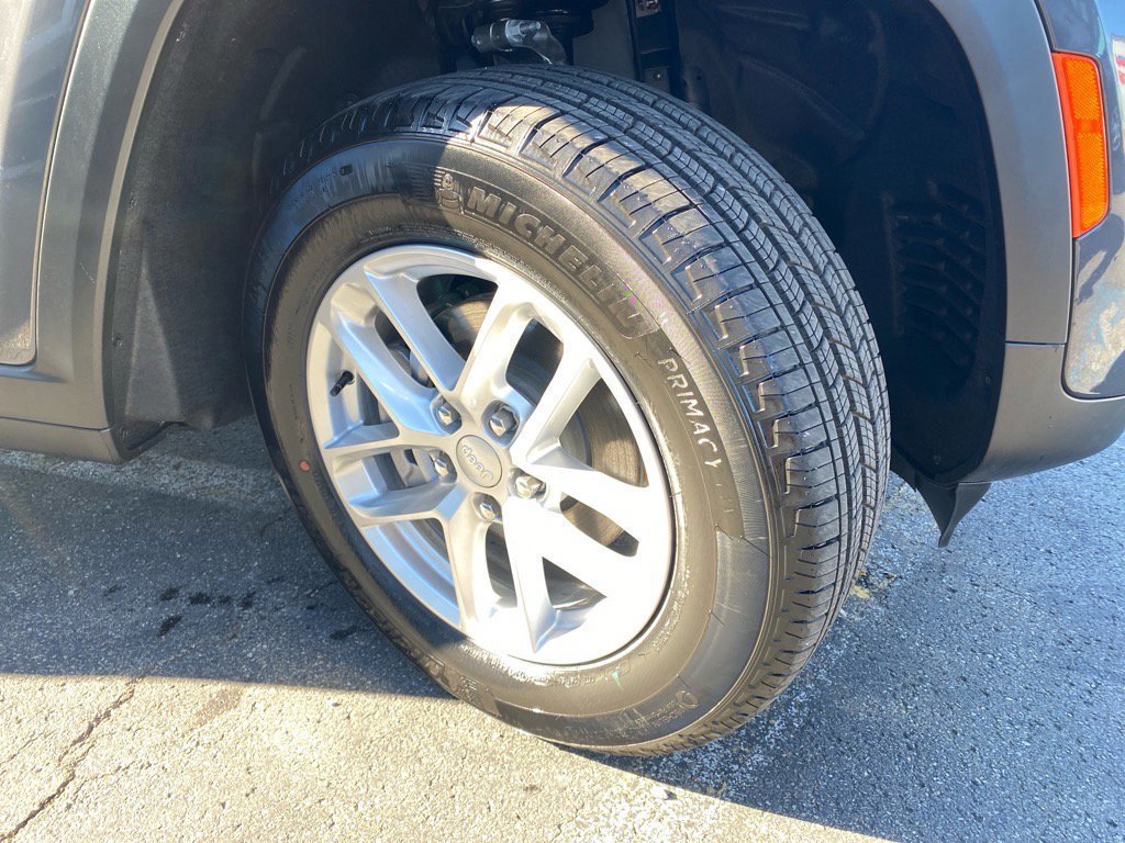 Used 2025 Jeep Grand Cherokee Laredo X image 25