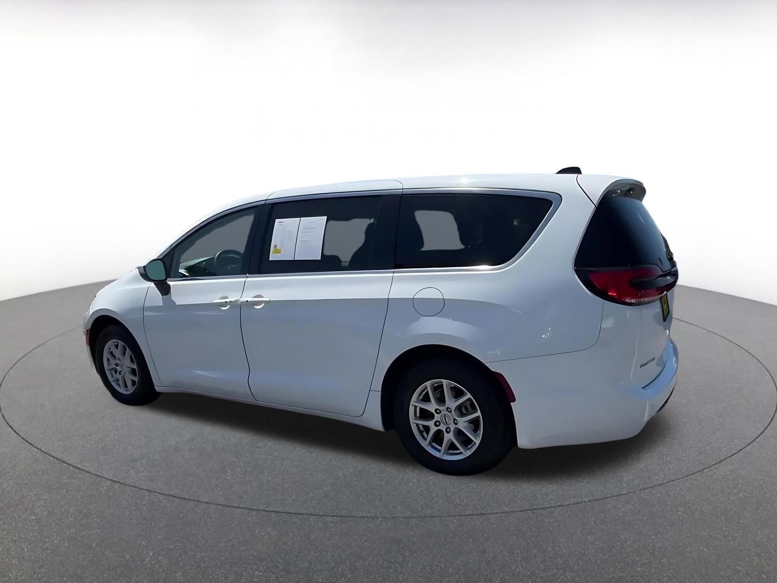 Used 2023 Chrysler Pacifica Touring-L FWD image 10