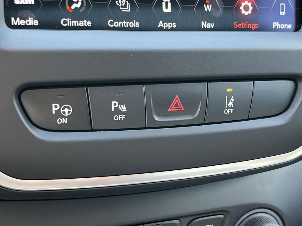 Used 2023 Jeep Cherokee Altitude Lux image 39