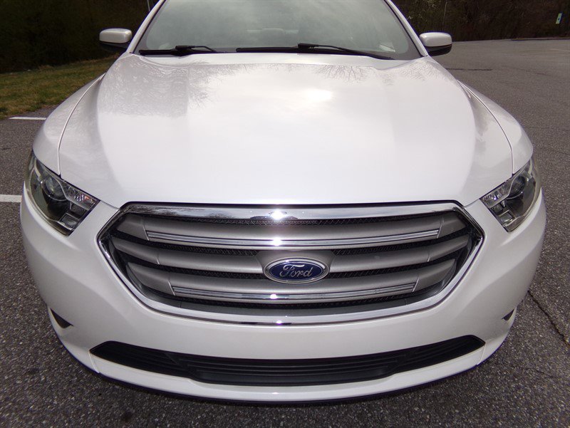 Used 2016 Ford Taurus SEL image 3