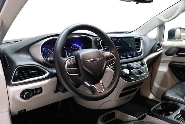 Used 2023 Chrysler Pacifica Touring-L FWD image 15