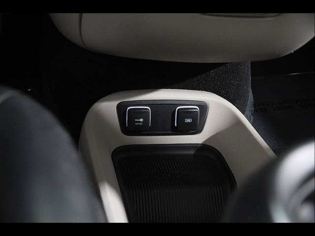 Used 2017 Chrysler Pacifica Touring-L FWD image 17
