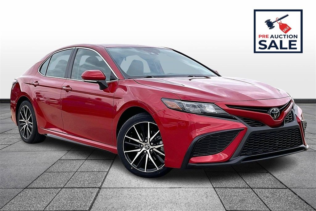 Used 2023 Toyota Camry SE image 2