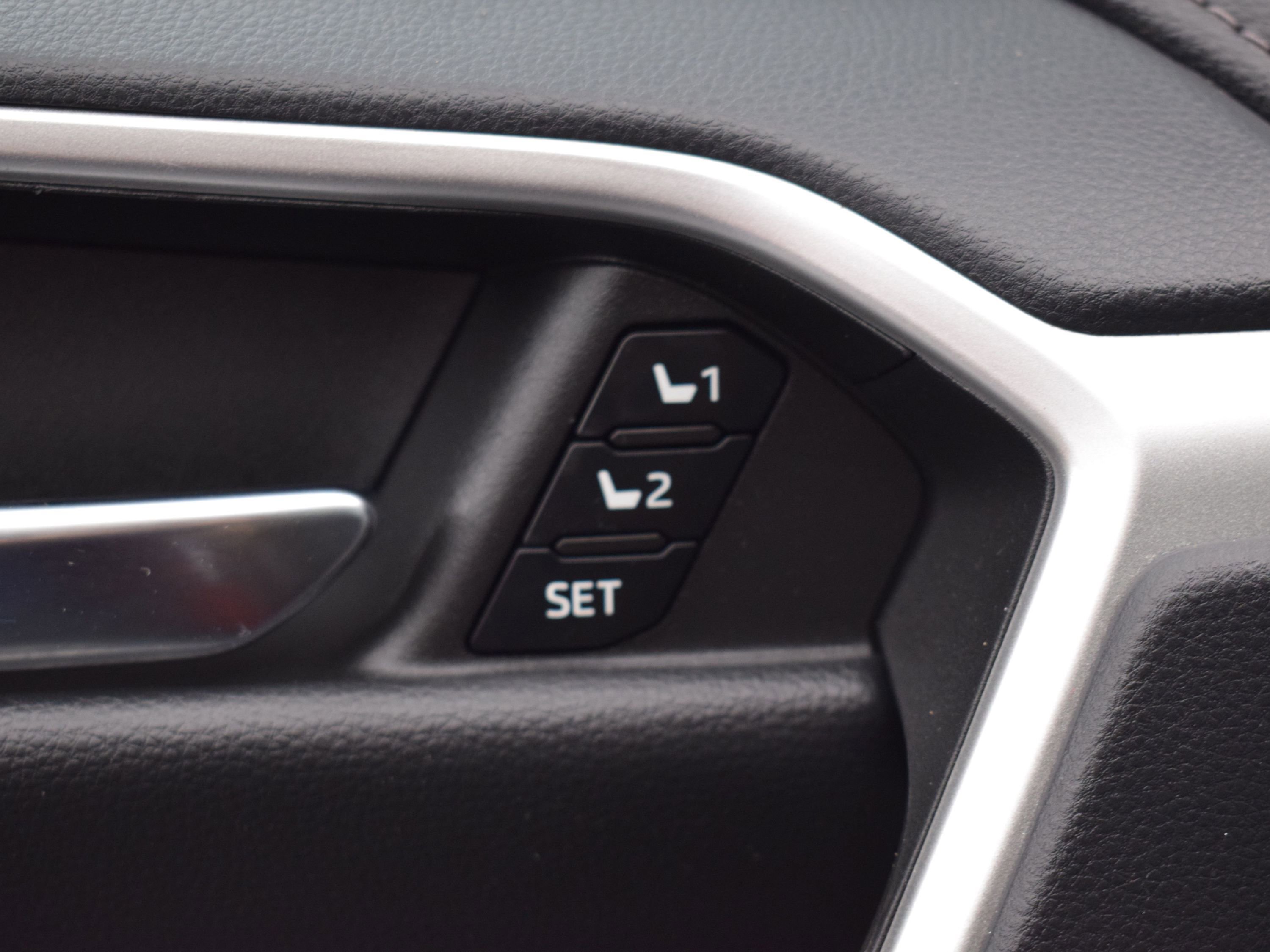 Used 2022 Toyota RAV4 Limited AWD/4WD image 17