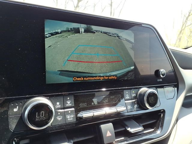 Used 2023 Toyota Highlander XLE AWD/4WD image 27