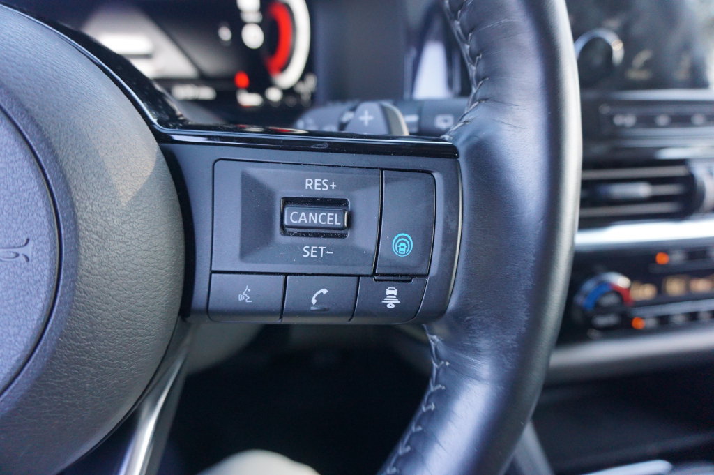 Used 2024 Nissan Pathfinder Platinum FWD image 9