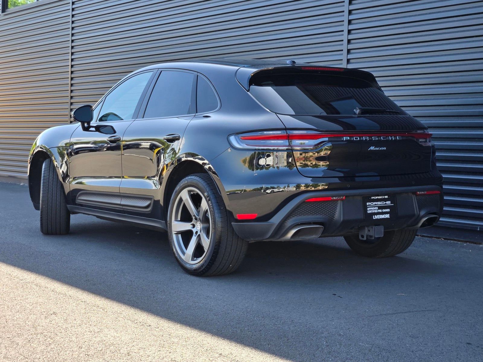 Certified 2025 Porsche Macan AWD/4WD image 3