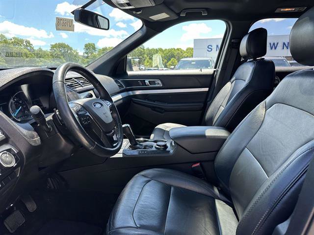 Used 2017 Ford Explorer XLT w/ Equipment Group 202A AWD/4WD image 13