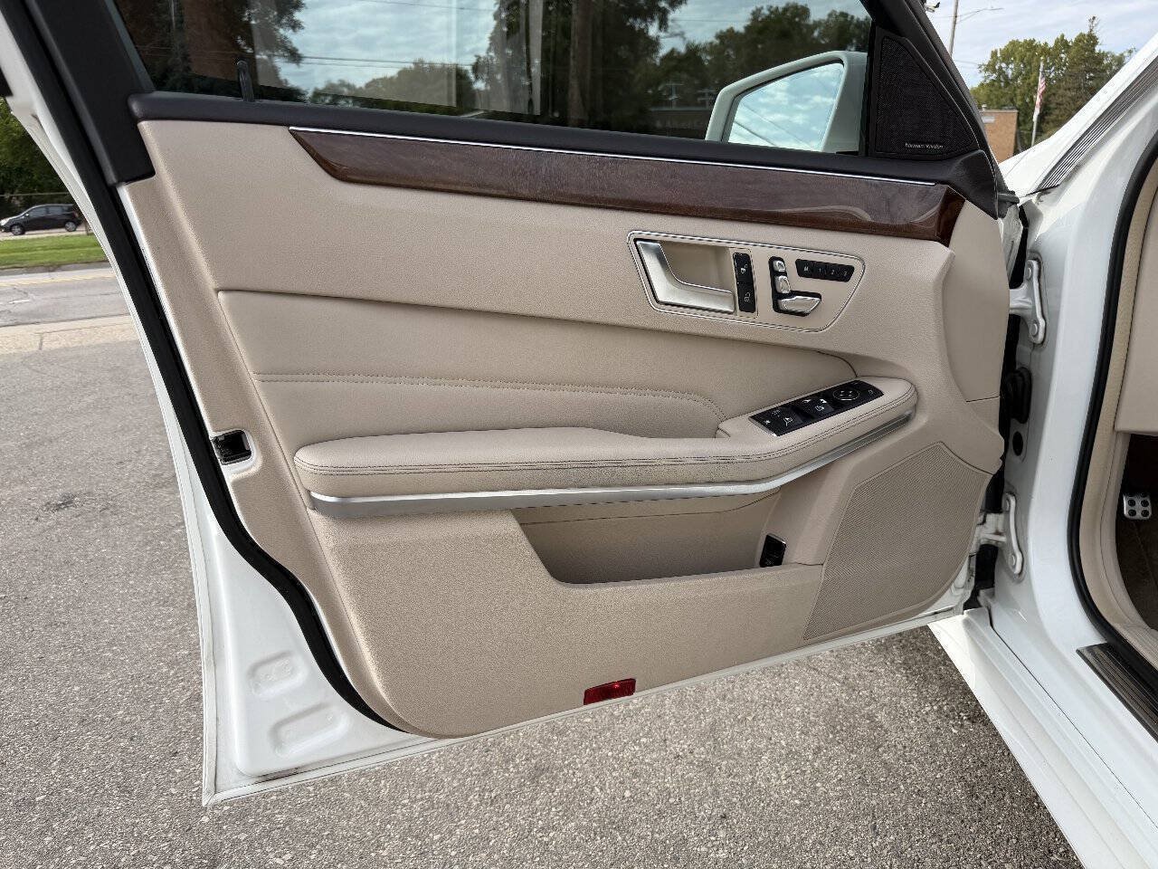 Used 2014 Mercedes-Benz E 350 4MATIC Sedan image 23