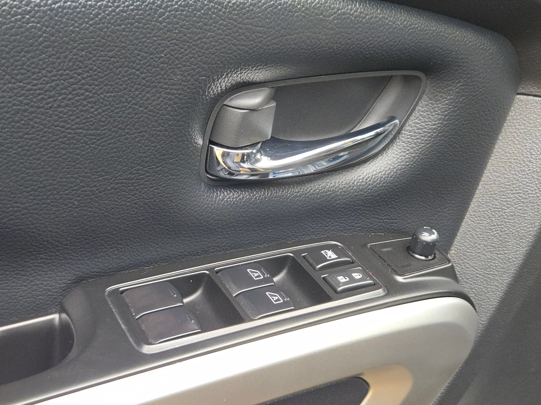 Used 2024 Nissan Titan SV w/ SV Convenience Package RWD image 12