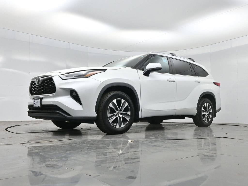 Used 2023 Toyota Highlander XLE AWD/4WD image 39