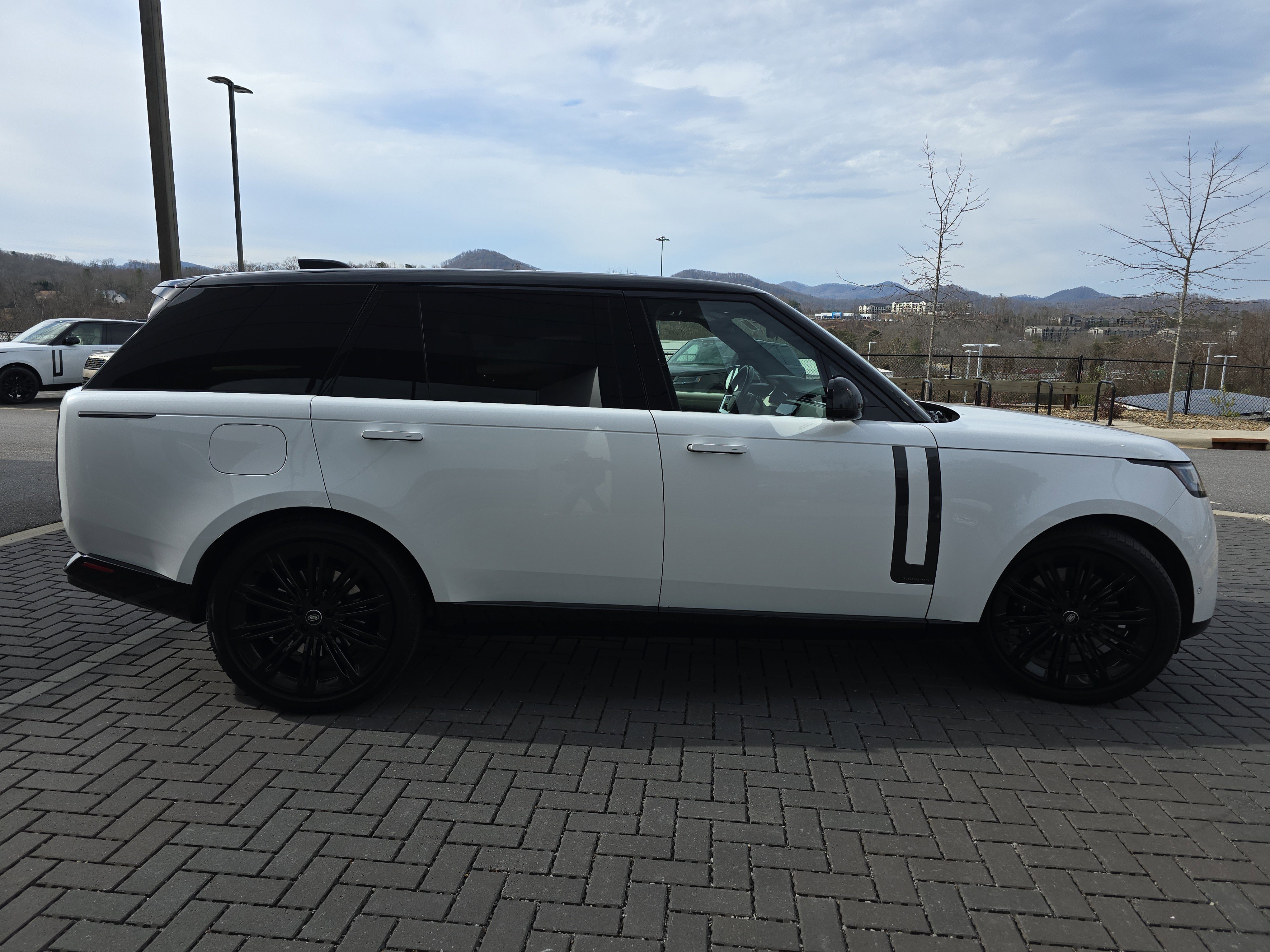 Certified 2024 Land Rover Range Rover Long Wheelbase Autobiography image 4