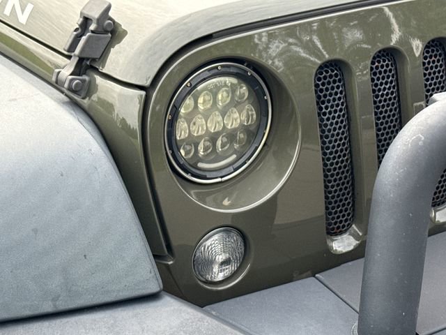 Used 2015 Jeep Wrangler Unlimited Rubicon w/ Connectivity Group AWD/4WD image 12