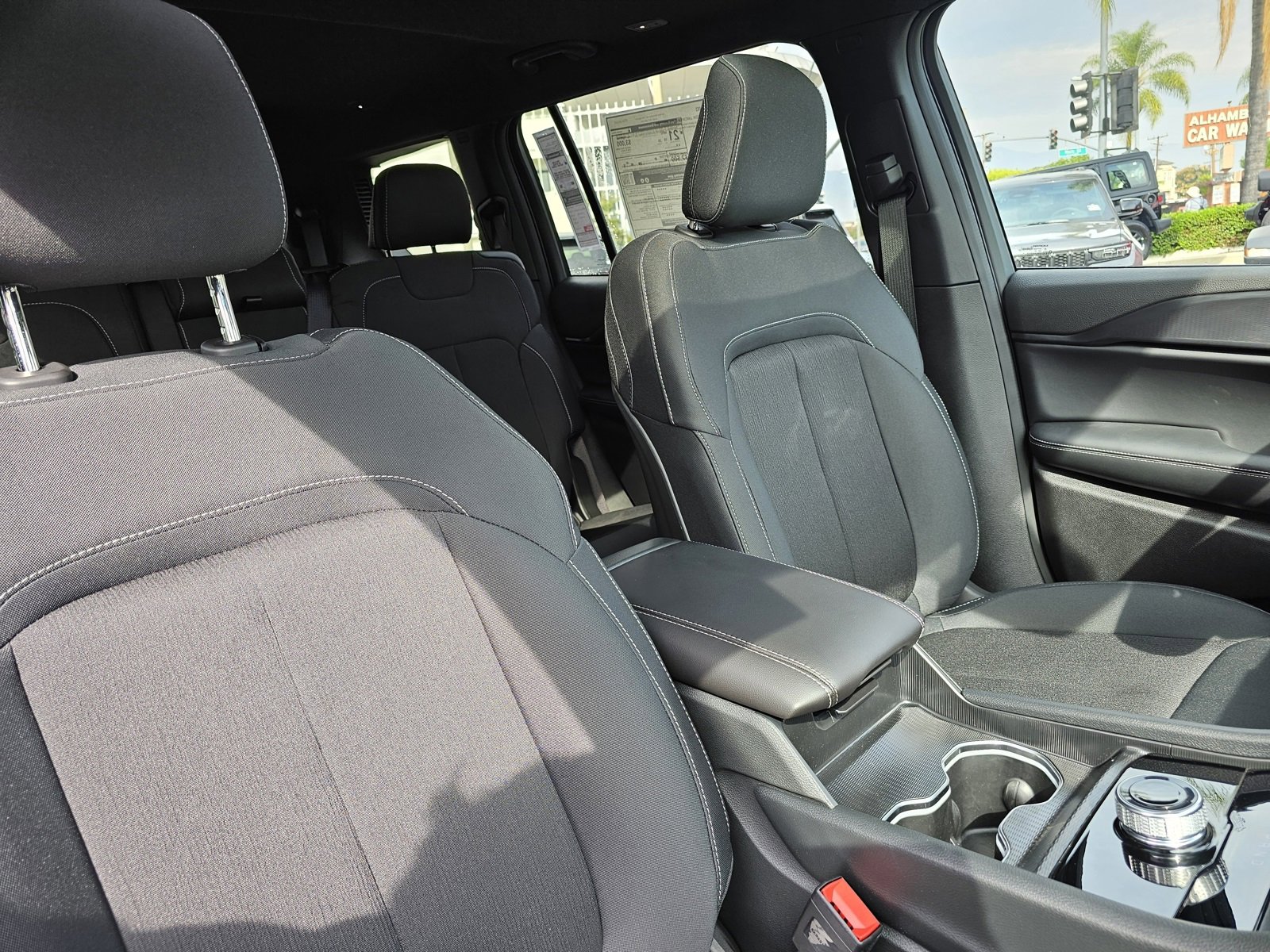 New 2025 Jeep Grand Cherokee L Laredo image 30