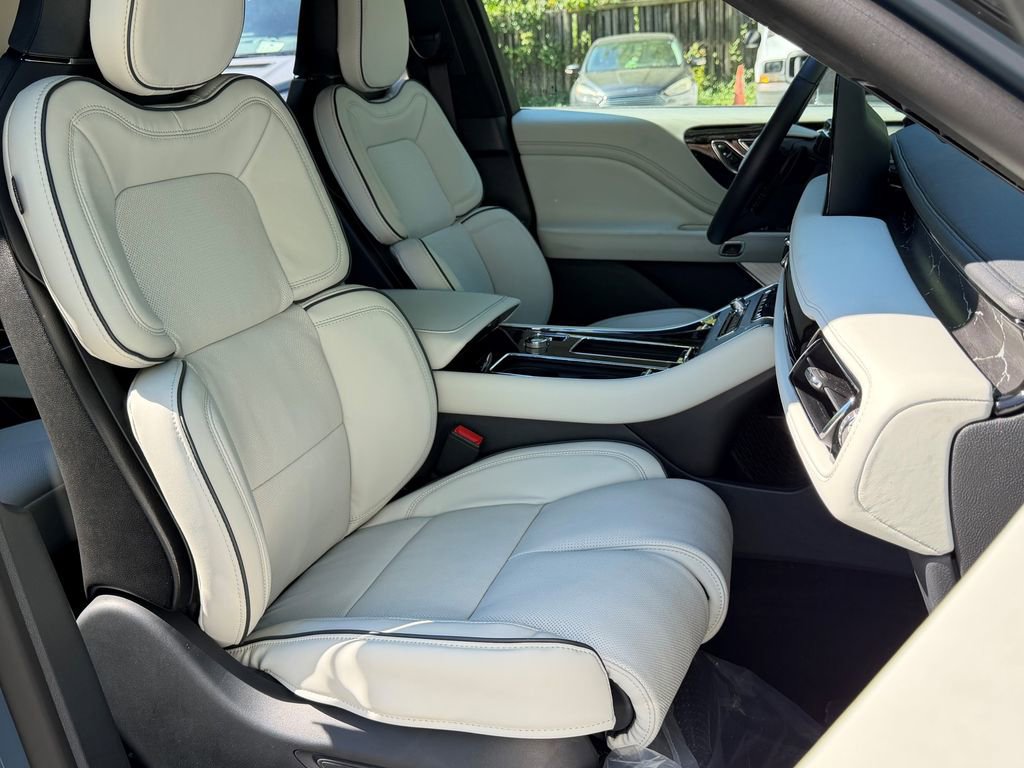 New 2026 Lincoln Aviator Black Label w/ Black Label Special Edition AWD/4WD image 16
