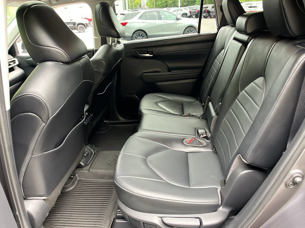 Used 2021 Toyota Highlander XLE AWD/4WD image 21