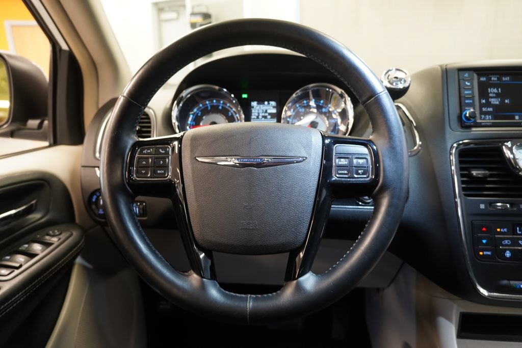 Used 2014 Chrysler Town & Country Touring-L FWD image 19
