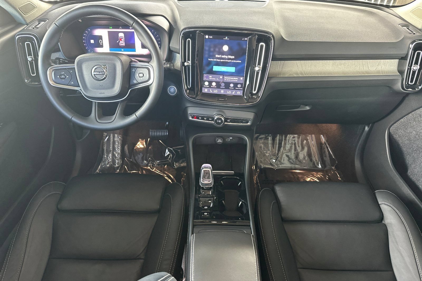 Certified 2023 Volvo XC40 B4 Plus FWD image 3