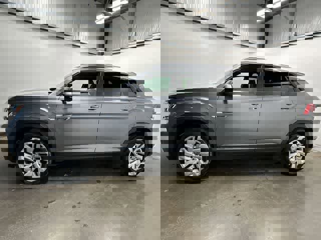 Used 2023 Volkswagen Atlas Cross Sport SE w/ Panoramic Sunroof Package image 2