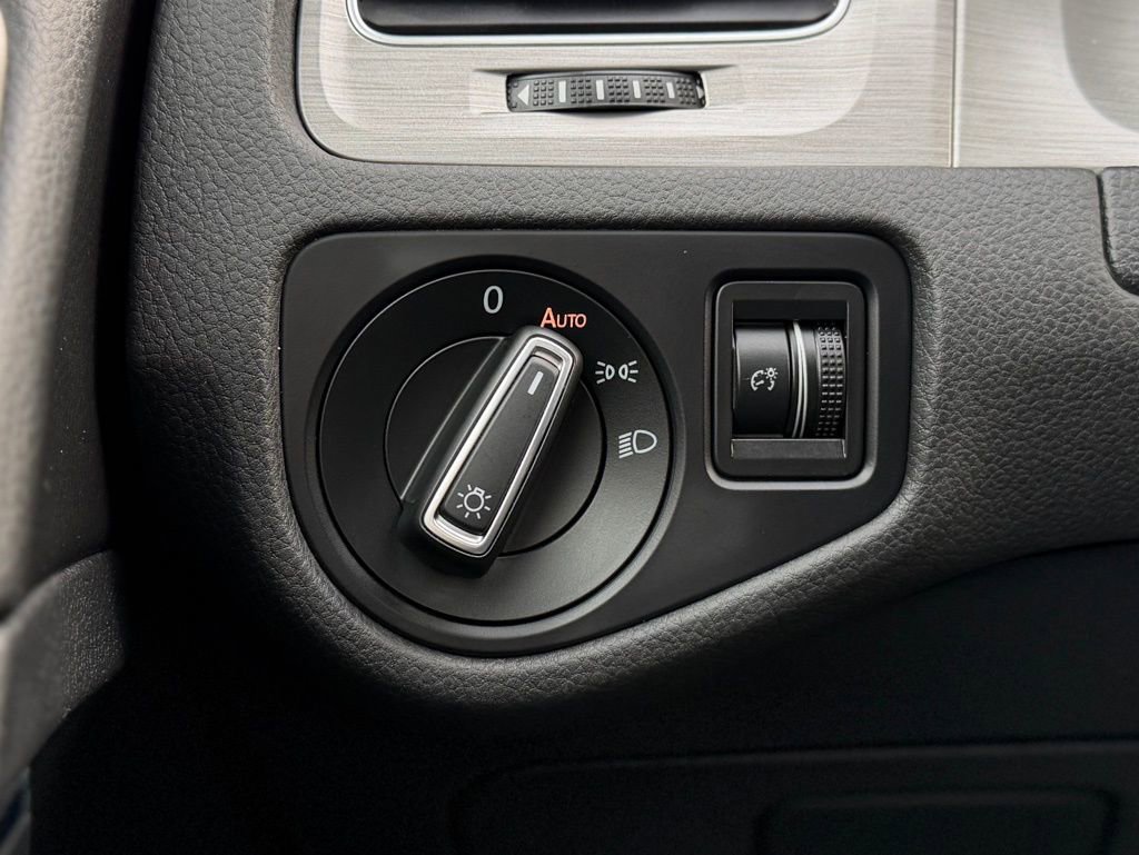 Used 2017 Volkswagen Golf Wolfsburg Edition image 17