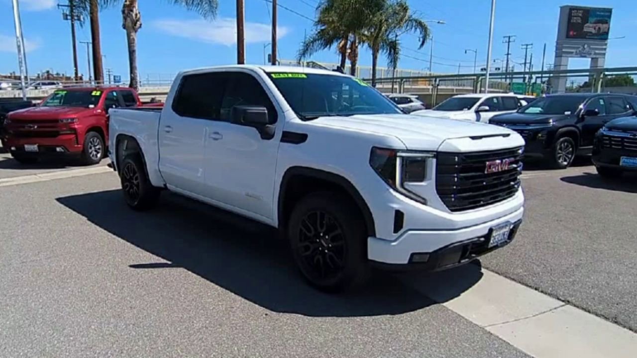 Used 2022 GMC Sierra 1500 Elevation image 2