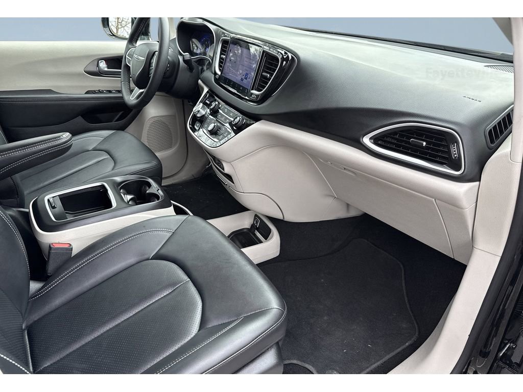 Used 2024 Chrysler Pacifica Touring-L image 27