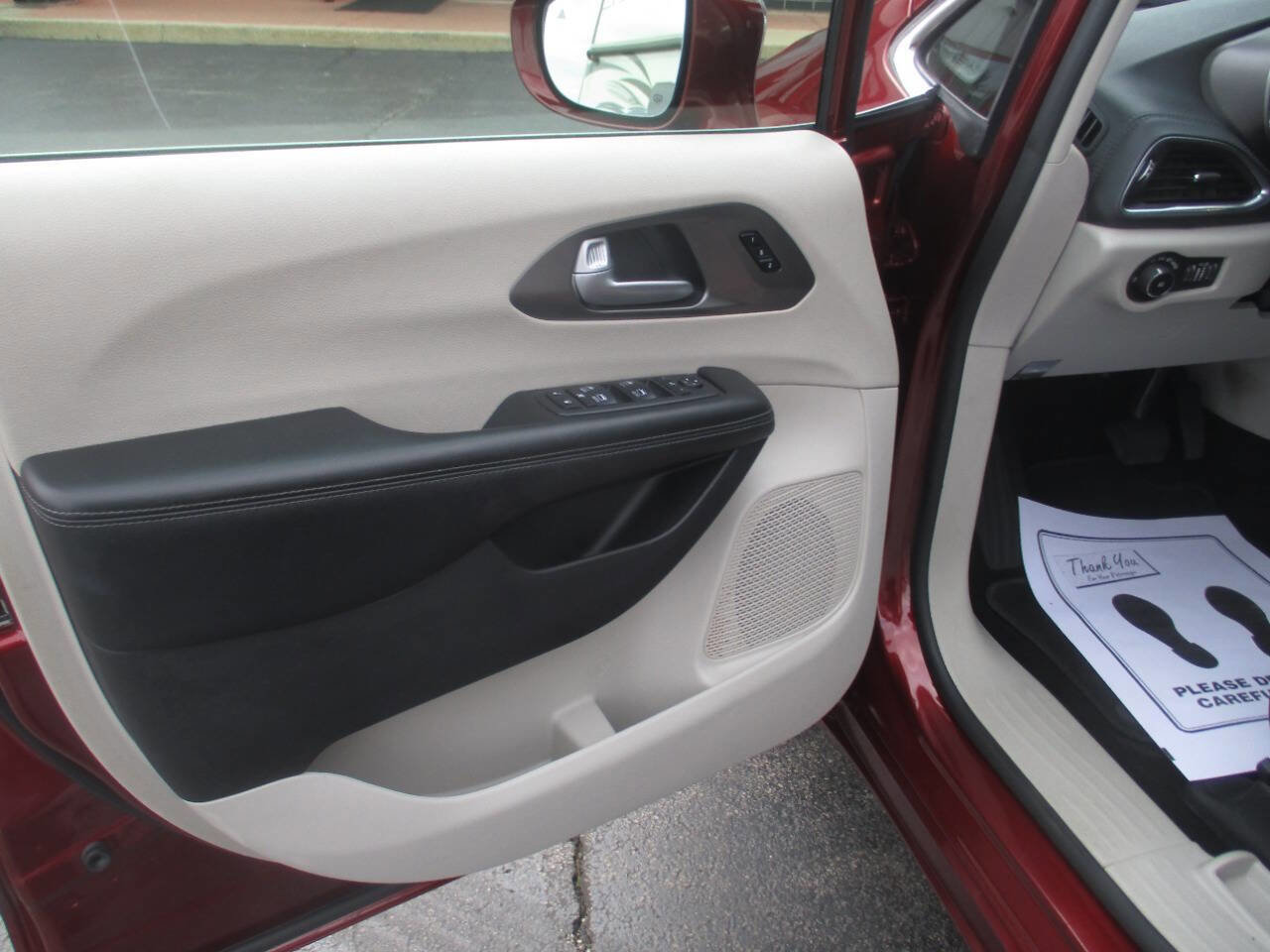 Used 2019 Chrysler Pacifica Limited FWD image 11