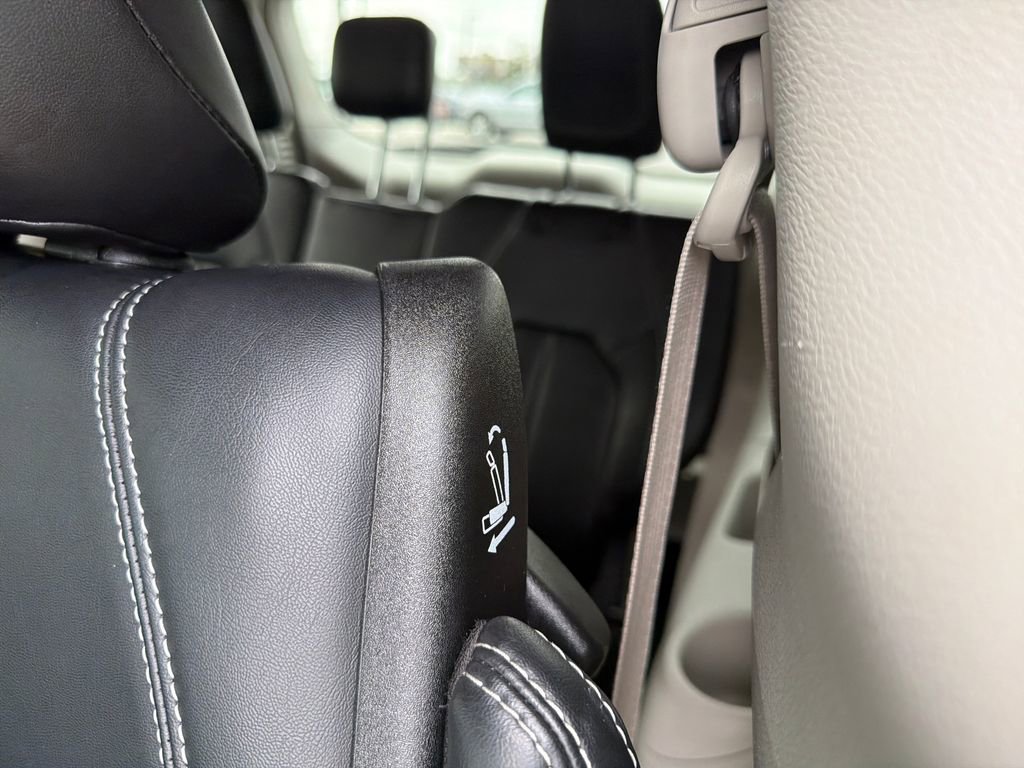Used 2024 Chrysler Pacifica Select image 44