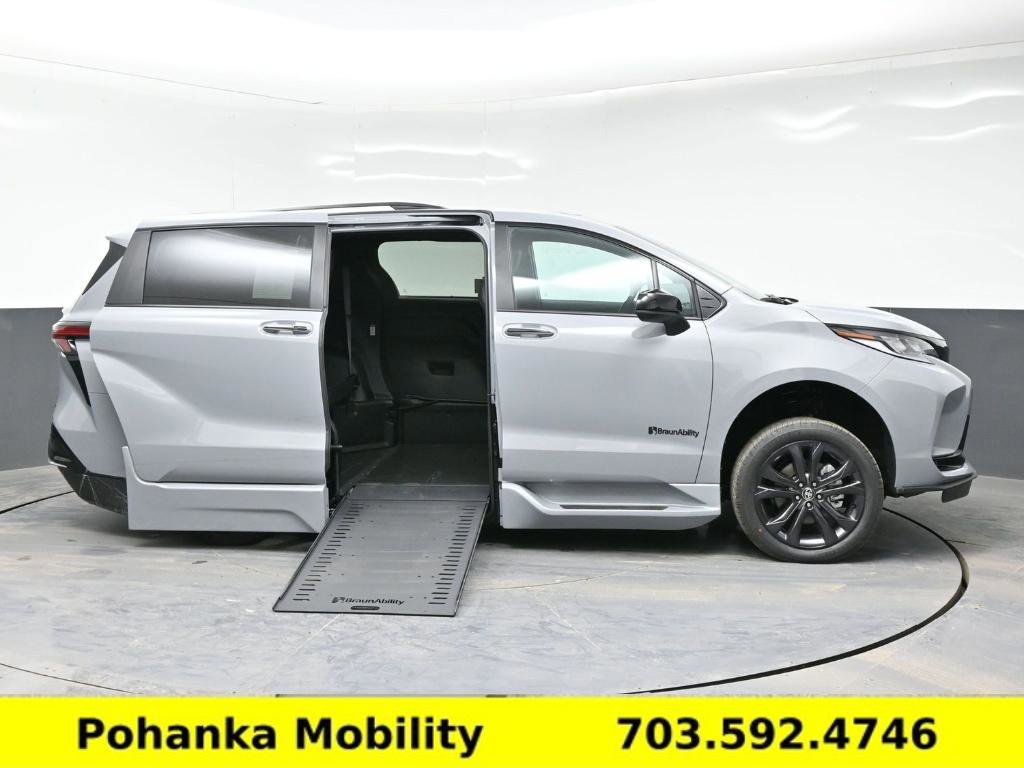 Used 2026 Toyota Sienna XSE image 21