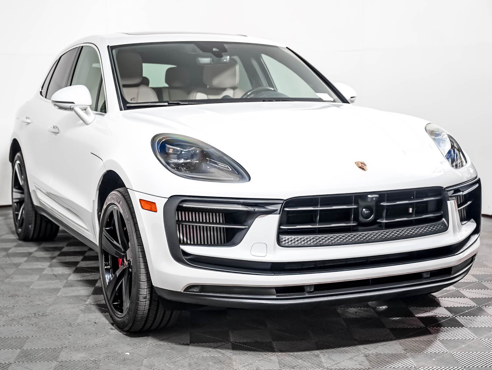 Certified 2025 Porsche Macan S AWD/4WD image 8