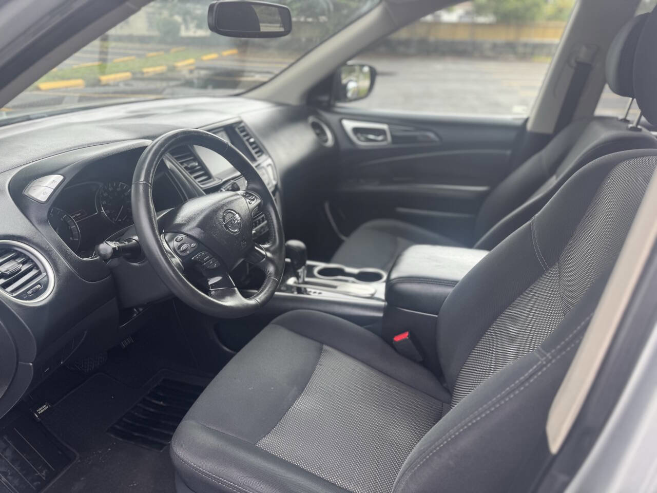 Used 2019 Nissan Pathfinder SV image 3