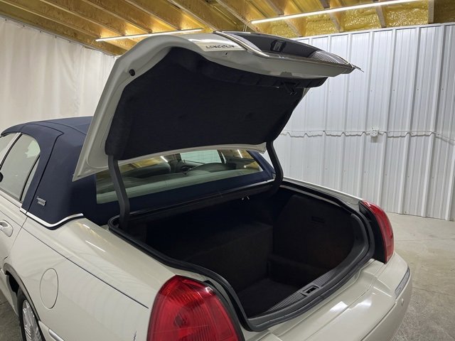 Used 2005 Lincoln Town Car Signature Limited image 11