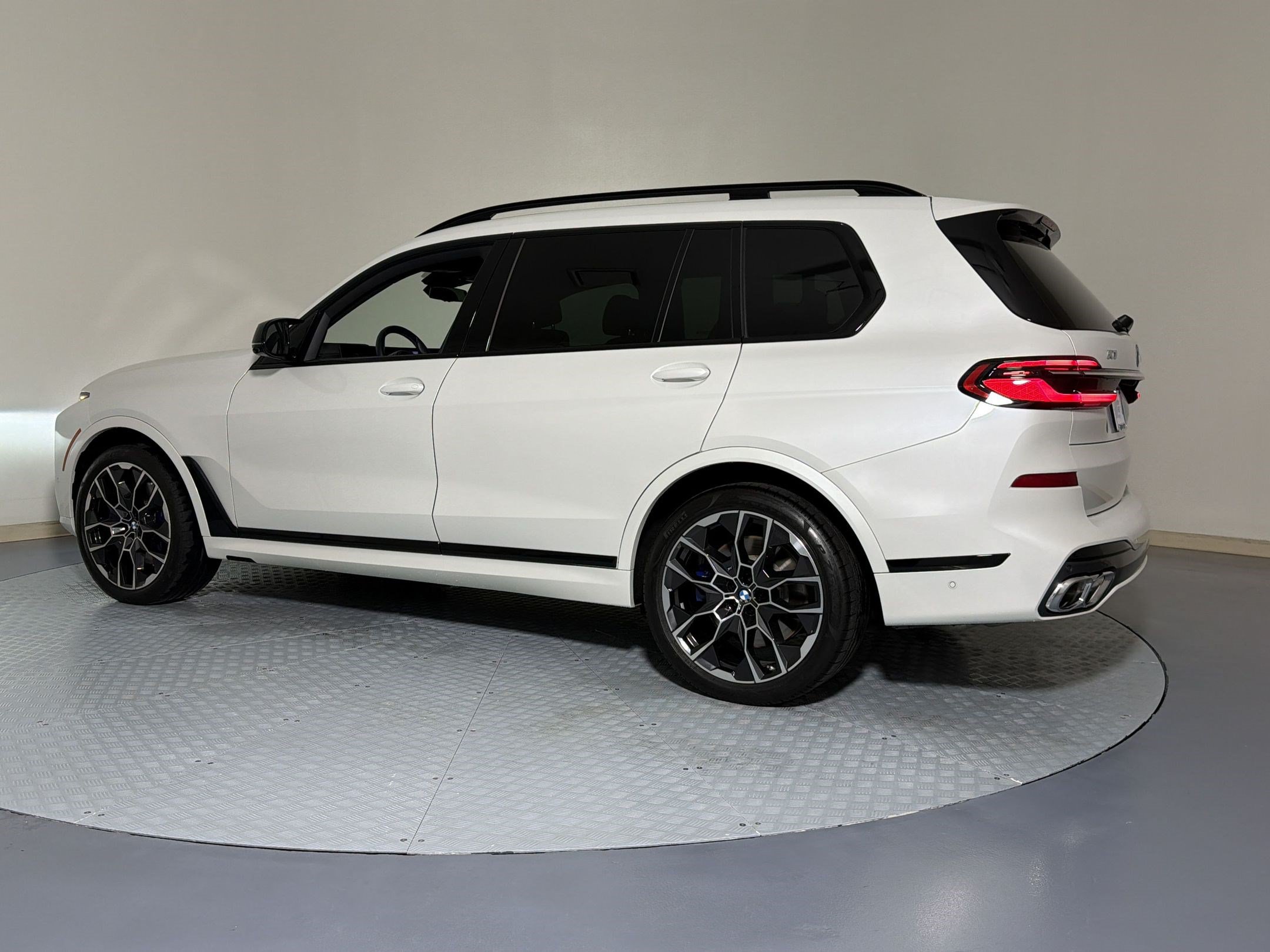 Used 2025 BMW X7 M60i w/ Executive Package AWD/4WD image 2