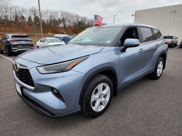 Used 2023 Toyota Highlander LE image 3