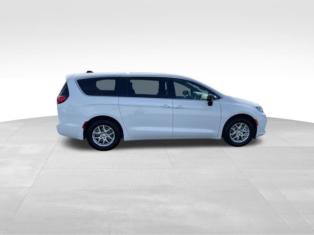 New 2026 Chrysler Pacifica Select image 9