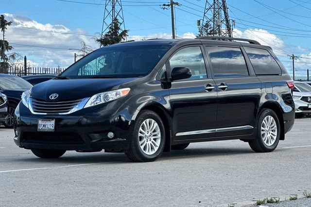 Used 2017 Toyota Sienna XLE w/ XLE Navigation Package FWD image 8