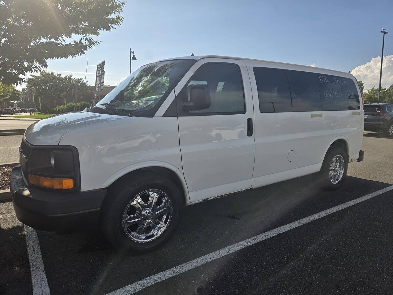 Used 2006 Chevrolet Express 1500 AWD Passenger image 1