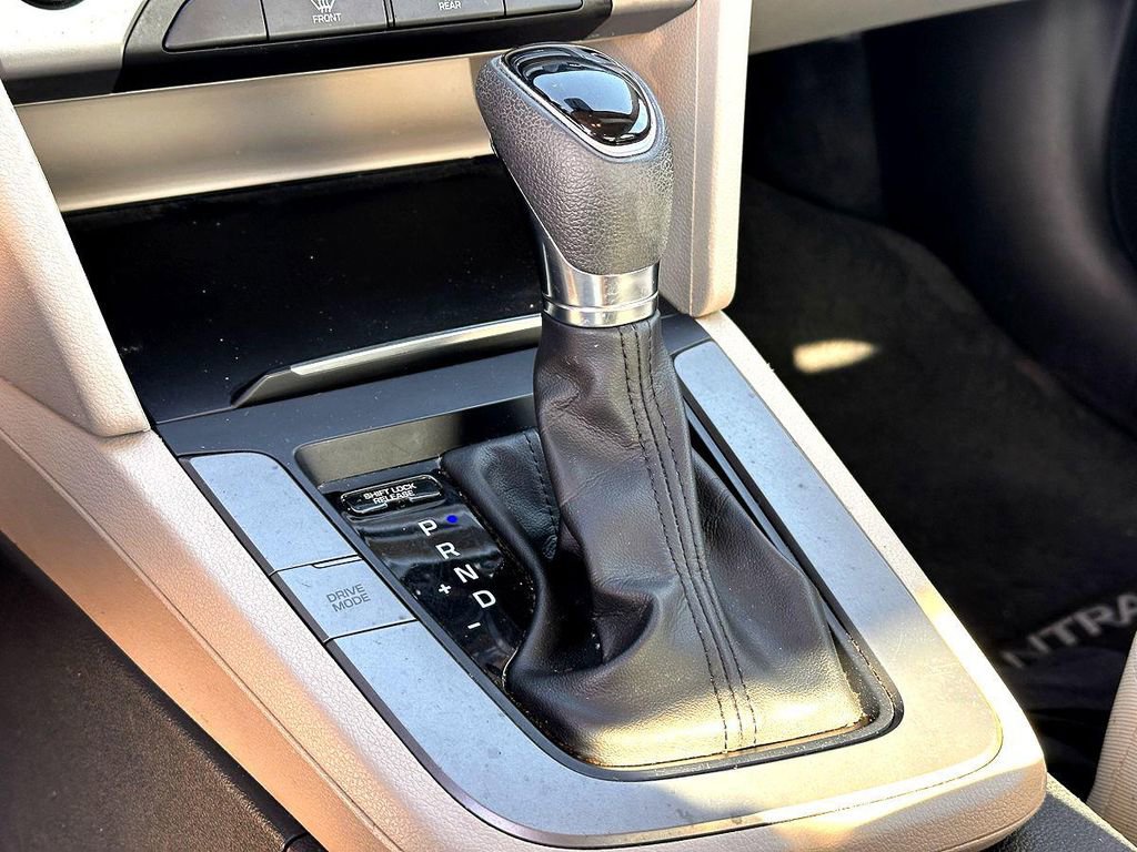 Used 2017 Hyundai Elantra SE image 17