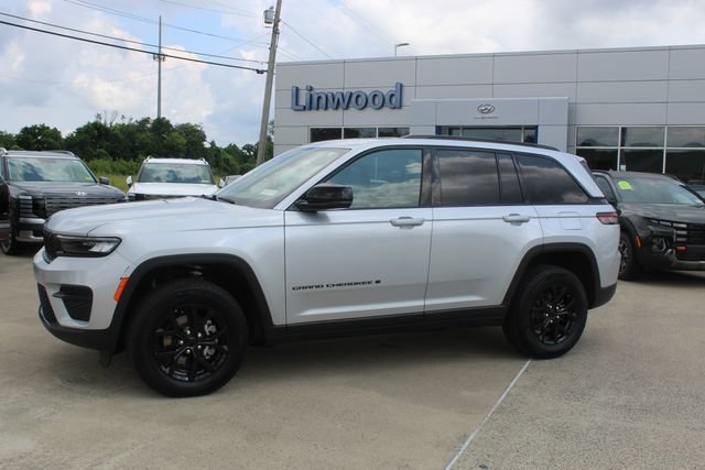 Used 2025 Jeep Grand Cherokee Altitude AWD/4WD image 2